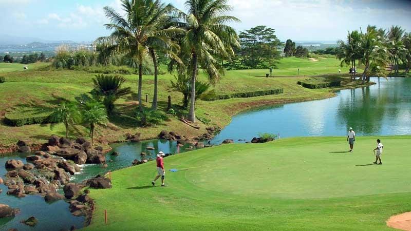 Putting out on the par 5 18th at Royal Kunia