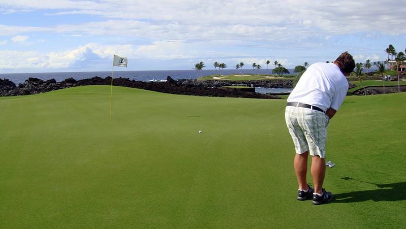 Mauna Lani South Golf hole 13, putting for birdie